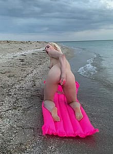 I Love Anal Playing And I Like To Do It On A Beach 😋'