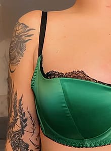 Hope this lingerie makes you ‘green’ from ear to ear too 😁😜'